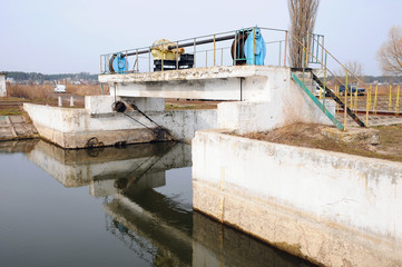 Fototapeta na wymiar the dam on the river