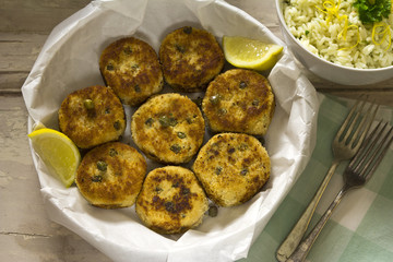Salmon fish cakes with lemon