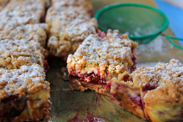 shortbread crust with fruit and custard, with icing powder