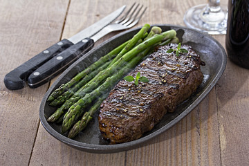Steak with green asparagus