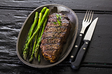Steak with green asparagus