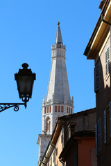 Fototapeta na wymiar Ghirlandina tower, Modena, Italy