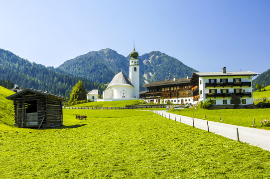 Dorf mit einer Kirche, Österreich, Tirol, Wildschönau