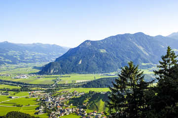 Dorf im Tal in einer Hügellandschaft, Österreich, Tirol, Innta