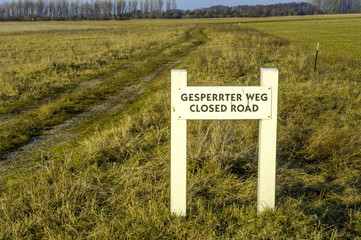 Gesperrter Weg in einer Landschaft, Österreich, Burgenland, Neu