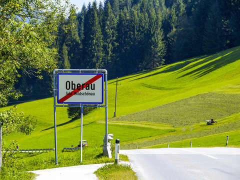 Ortsschild Oberau durchgestrichen, &Ouml;sterreich, Tirol, Wildsch&ouml;