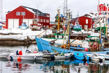 Papier Peint photo Lavable Ville sur leau Bateaux et bateaux de pêche debout sur terre et eau dans le port de Sisimiut, Groenland