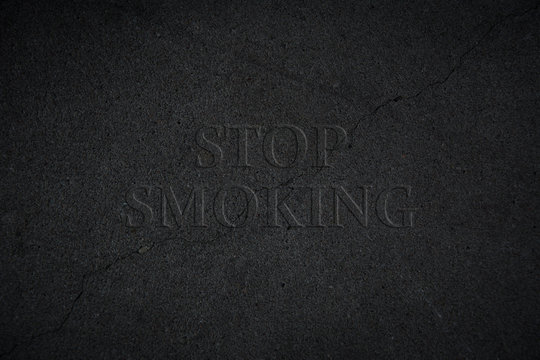 Stop Smoking auf schwarzem Hintergrund aus Stein mit einem Riss