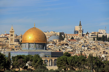 Fototapeta na wymiar Panoramic view of the Temple Mount and the Dome of the Rock with the city of Jerusalem in the background.