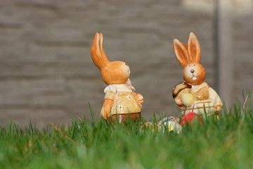 osterhasen mit ostereiern im gras