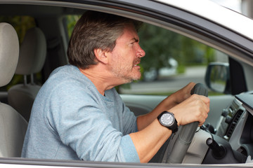 Obraz premium Zły człowiek jazdy samochodem