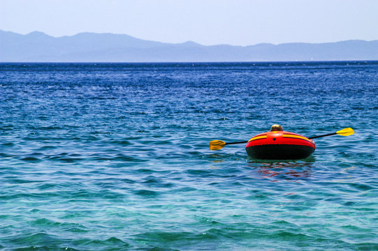 Schlauchboot am Meer, Kroatien, Halbinsel Peljesac, Trstenik