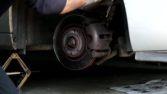D&eacute;montage plaquettes de frein voiture
