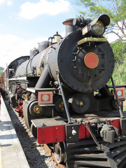 Fototapeta na wymiar Locomotiva a vapor, na estação em dia de sol