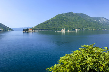 Meerblick mit kleinen Inseln, Serbien-Montenegro, Montenegro, Bu