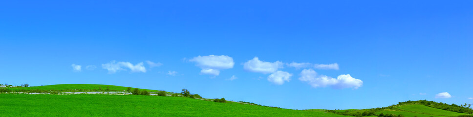 Template con colline verdi e con delle belle nuvolette nel cielo azzurro