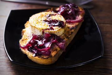 Toast with goat's cheese and balsamic red onion