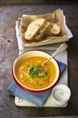 Vegetable cream soup with bread