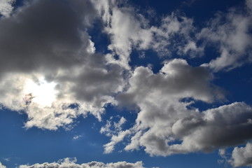 Fototapeta premium Cielo azul con nubes y sol