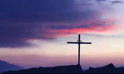 Obraz premium Silhouette of Christian cross at sunrise or sunset concept of religion