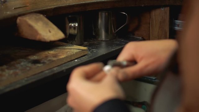 Bearded master perform a polishing the preform accessory of precious metal