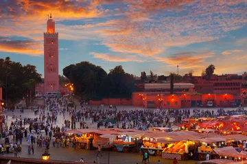 Abwaschbare Fototapete Marokko Der berühmte Platz Djemaa el Fna ist in der Abenddämmerung überfüllt. Marrakesch, Marokko