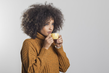 Bella mujer africana tomando café