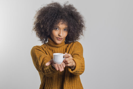 Bella mujer africana tomando caf&eacute;