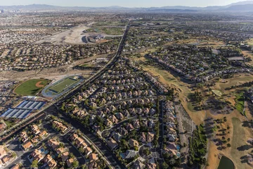 Rolgordijnen Aerial view of neighborhoods along Rampart Blvd in the Summerlin community of Las Vegas, Nevada. © trekandphoto