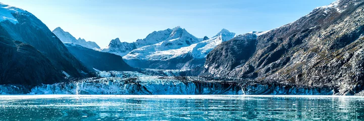 Crédence de cuisine en verre imprimé Glaciers Vue panoramique à Glacier Bay depuis un bateau de croisière naviguant vers le glacier Johns Hopkins en été en Alaska, aux États-Unis. Recadrage panoramique de la bannière.