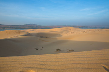 Fototapeta na wymiar Intrepid Traveler on white sand dunes - Mui Ne, Vietnam