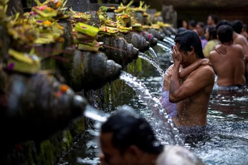 Fotobehang Man wast zijn gezicht bij watertempel Tirtha Empul © EvanTravels