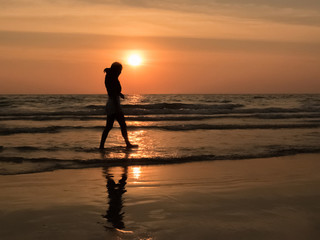 Fototapeta na wymiar silhouette woman on the beach
