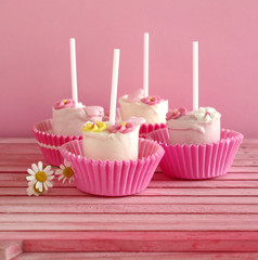 Milcheis-Lollis in rosa Muffinformen