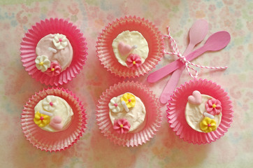 Milcheis-Lollis in rosa Muffinformen (Aufsicht)