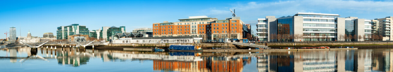 Naklejka premium Dublin, Irlandia, panoramiczny widok na rzekę Liffey w jasny dzień