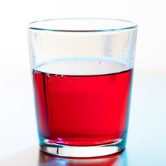 Vaso con líquido rojo
