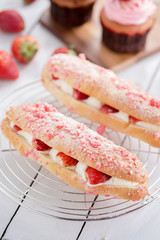 strawberry cream crumble
