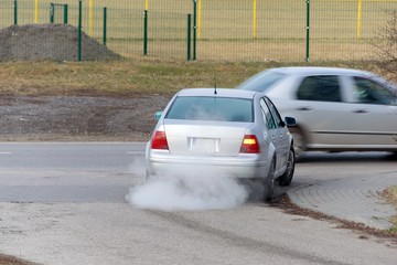 Dymiący samochód 