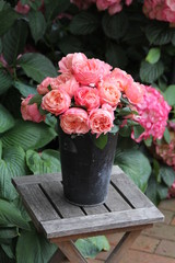 Romantischer Rosenstrauß auf dem Gartentisch