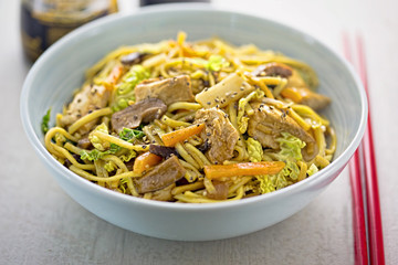 Chicken chow mein noodles, chicken breast and savoury mushroom sauce