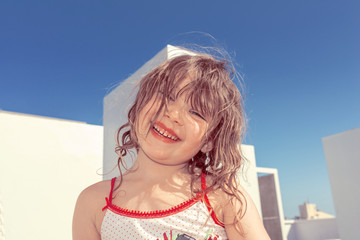 enfant au bord de la piscine