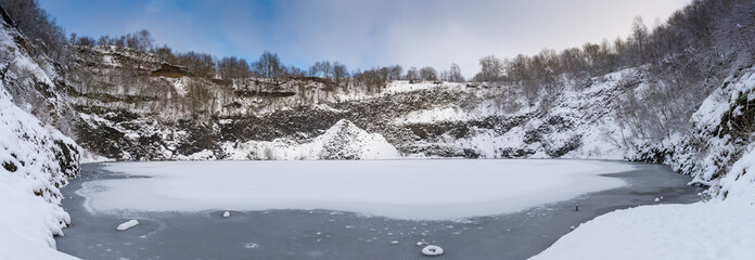Zugefrorener See im Basaltkrater © Dr. Jürgen Tenckhoff