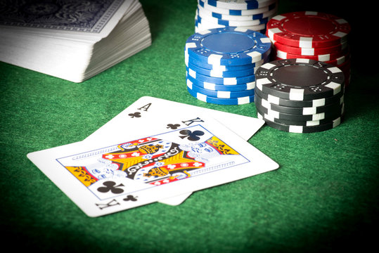 Poker Chips, Karten und Spielwürfeln in einem Casino