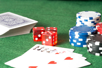 Poker Chips, Karten und Spielwürfeln in einem Casino