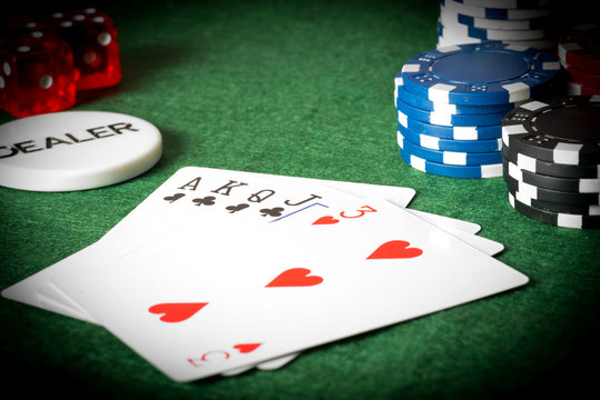 Poker Chips, Karten und Spielwürfeln in einem Casino