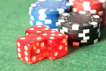 Casino Jetons und Spielwürfeln