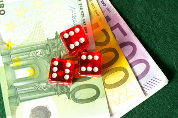 Spielwürfeln und Bargeld