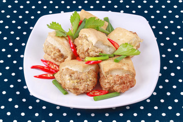 Fried gold bar as spicy fried tofu wrap minced pork .