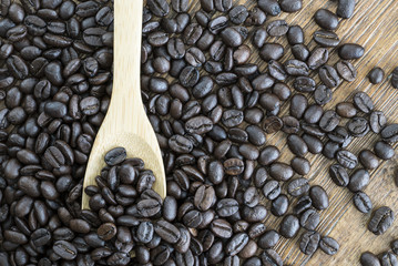 Obraz premium close up of coffee beans in wooden spoon